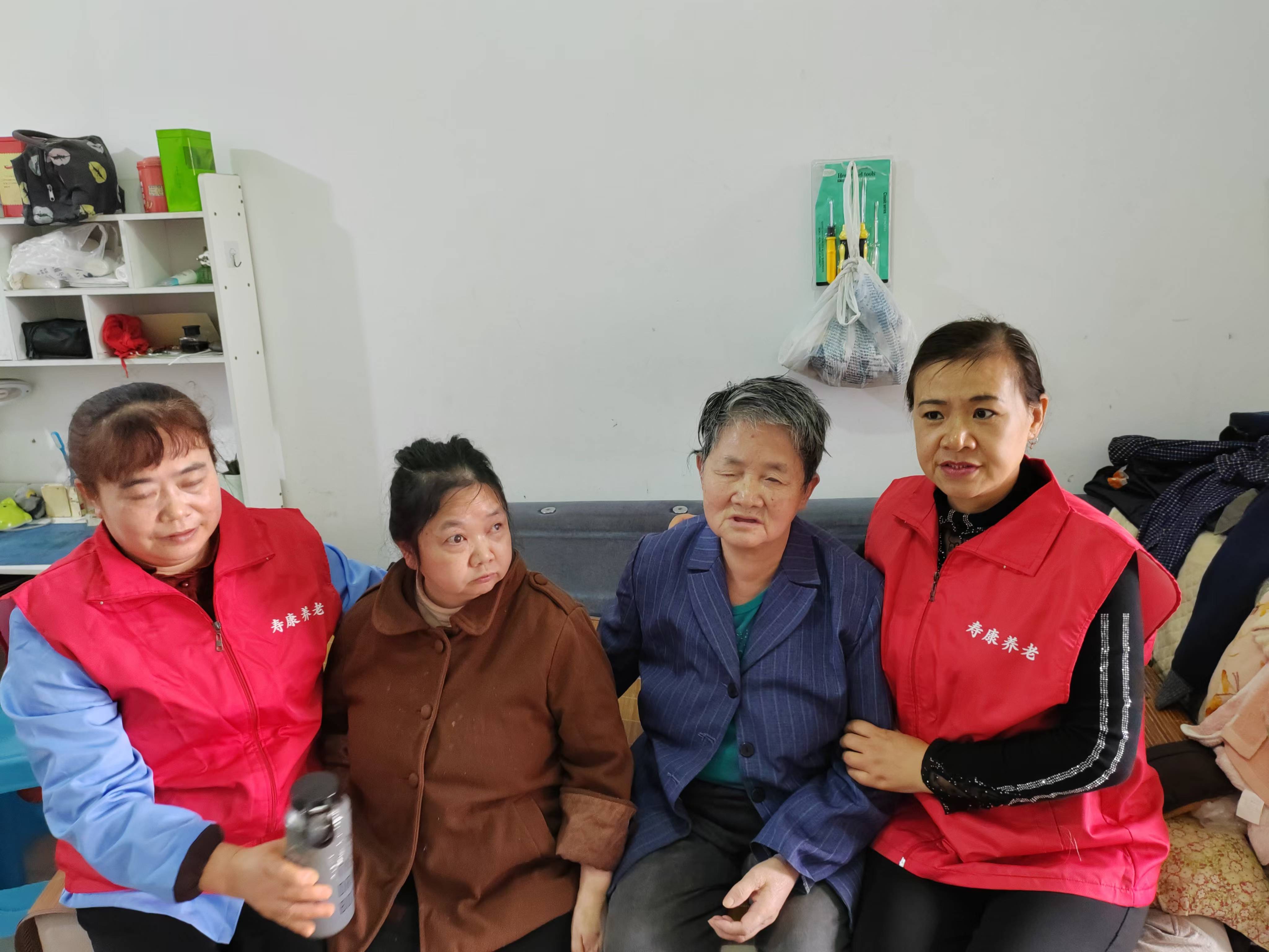 关爱失明老人，转达温暖实力